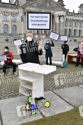 Demonstration 'Keine halben Sachen: Corona-Hilfen für die Ärmsten!' in Berlin