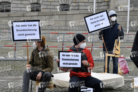 Demonstration 'Keine halben Sachen: Corona-Hilfen für die Ärmsten!' in Berlin