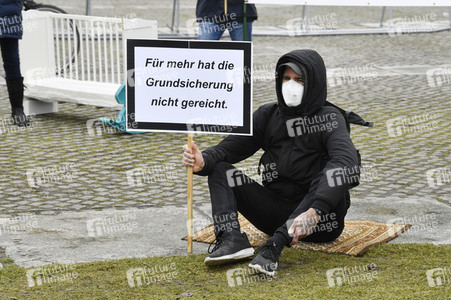 Demonstration 'Keine halben Sachen: Corona-Hilfen für die Ärmsten!' in Berlin