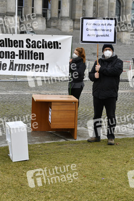Demonstration 'Keine halben Sachen: Corona-Hilfen für die Ärmsten!' in Berlin