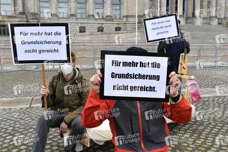 Demonstration 'Keine halben Sachen: Corona-Hilfen für die Ärmsten!' in Berlin