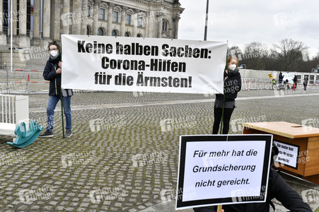 Demonstration 'Keine halben Sachen: Corona-Hilfen für die Ärmsten!' in Berlin