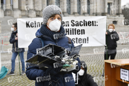 Demonstration 'Keine halben Sachen: Corona-Hilfen für die Ärmsten!' in Berlin