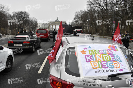 Autodemo vom Aktionsbündnis 'Alarmstufe Rot' in Berlin