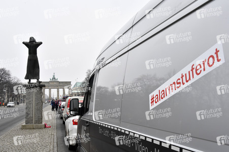Autodemo vom Aktionsbündnis 'Alarmstufe Rot' in Berlin
