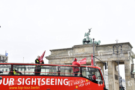 Autodemo vom Aktionsbündnis 'Alarmstufe Rot' in Berlin