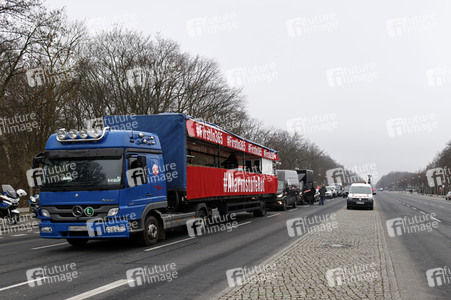 Autodemo vom Aktionsbündnis 'Alarmstufe Rot' in Berlin