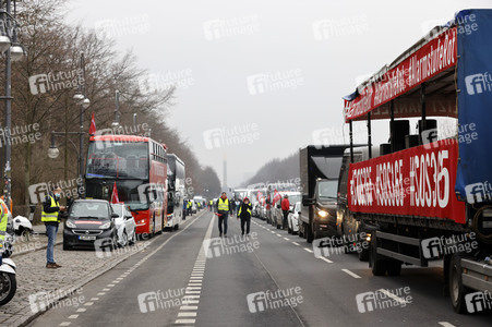 Autodemo vom Aktionsbündnis 'Alarmstufe Rot' in Berlin