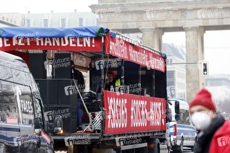 Autodemo vom Aktionsbündnis 'Alarmstufe Rot' in Berlin