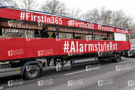Autodemo vom Aktionsbündnis 'Alarmstufe Rot' in Berlin
