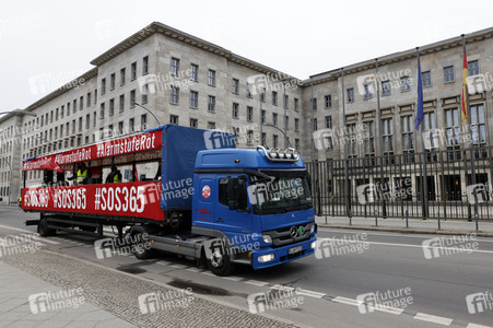 Autodemo vom Aktionsbündnis 'Alarmstufe Rot' in Berlin