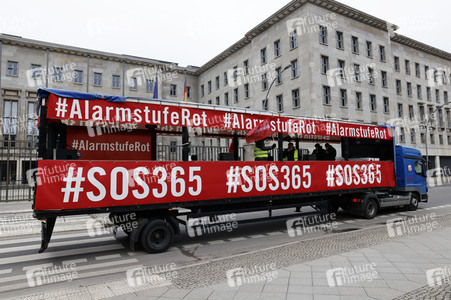 Autodemo vom Aktionsbündnis 'Alarmstufe Rot' in Berlin