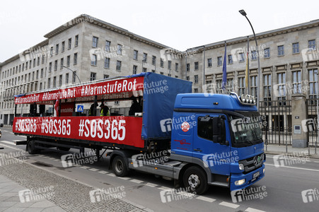 Autodemo vom Aktionsbündnis 'Alarmstufe Rot' in Berlin