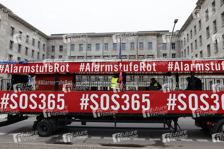 Autodemo vom Aktionsbündnis 'Alarmstufe Rot' in Berlin