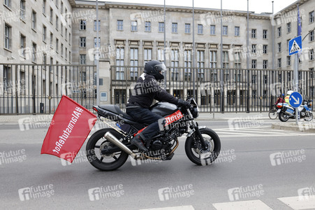 Autodemo vom Aktionsbündnis 'Alarmstufe Rot' in Berlin