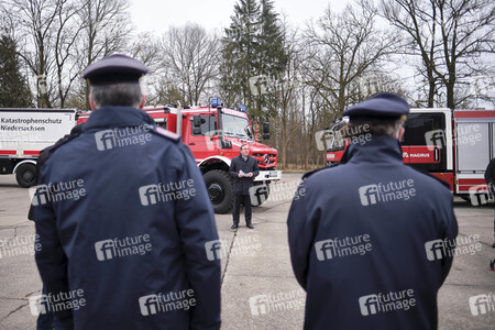 Übergabe eines Waldbrandlöschfahrzeuges an die Feuerwehr in Celle