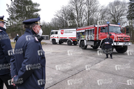 Übergabe eines Waldbrandlöschfahrzeuges an die Feuerwehr in Celle