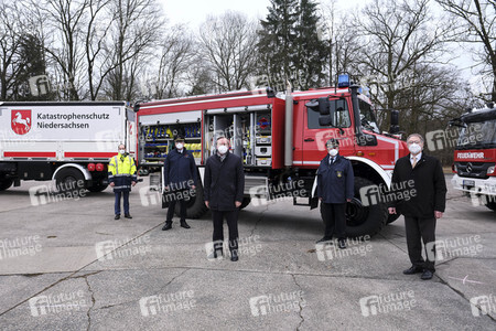 Übergabe eines Waldbrandlöschfahrzeuges an die Feuerwehr in Celle