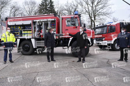 Übergabe eines Waldbrandlöschfahrzeuges an die Feuerwehr in Celle