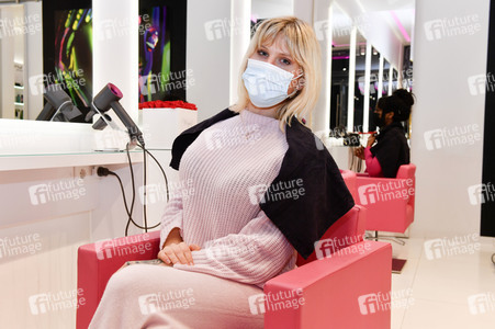 Friseurbesuch von Arielle Rippegather in Berlin