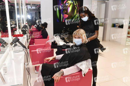 Friseurbesuch von Arielle Rippegather in Berlin