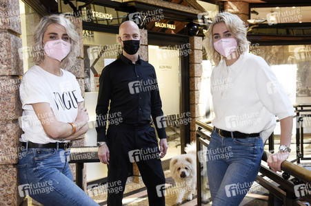 Friseurbesuch  von Nina Meise und Julia Meise in München
