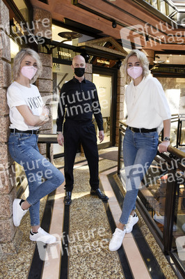 Friseurbesuch  von Nina Meise und Julia Meise in München