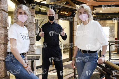 Friseurbesuch  von Nina Meise und Julia Meise in München