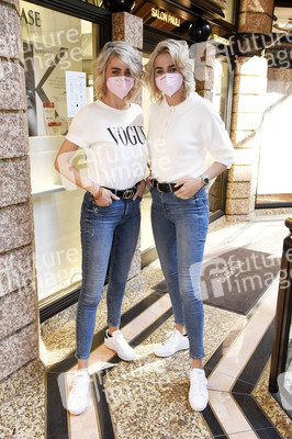 Friseurbesuch  von Nina Meise und Julia Meise in München