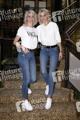 Friseurbesuch  von Nina Meise und Julia Meise in München
