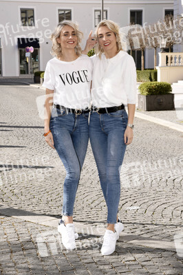 Friseurbesuch  von Nina Meise und Julia Meise in München