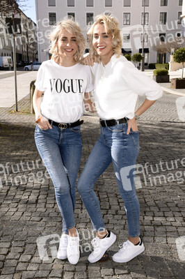 Friseurbesuch  von Nina Meise und Julia Meise in München