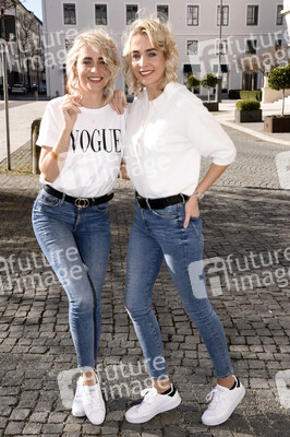 Friseurbesuch  von Nina Meise und Julia Meise in München