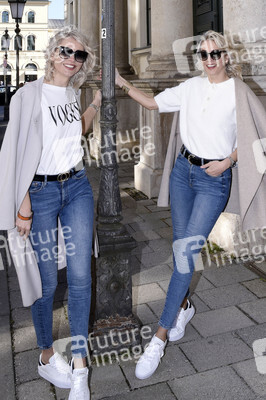 Friseurbesuch  von Nina Meise und Julia Meise in München