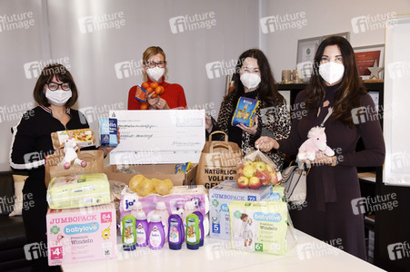 Scheck- und Spendenübergabe an durch die Corona-Krise in Not geratene Kinder und Jugendliche in München