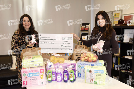 Scheck- und Spendenübergabe an durch die Corona-Krise in Not geratene Kinder und Jugendliche in München