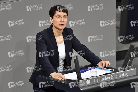 215. Sitzung des Deutschen Bundestages in Berlin