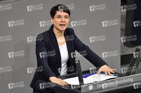 215. Sitzung des Deutschen Bundestages in Berlin