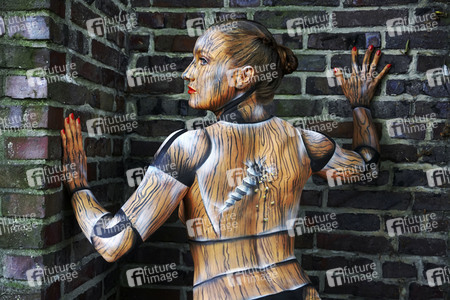 'Welttag des Holzes / World Wood Day'-Bodypainting