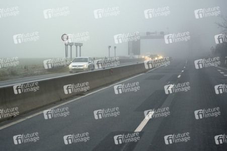 Symbolfoto Nebel im Straßenverkehr