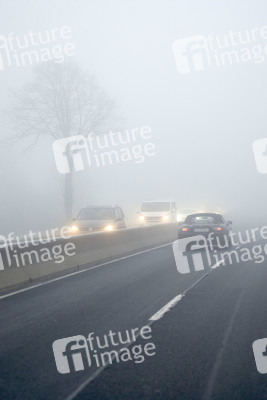 Symbolfoto Nebel im Straßenverkehr