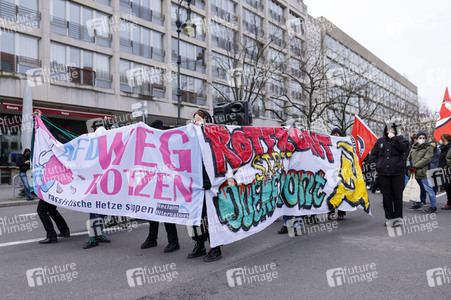 Gegendemonstration 'Geradedenken' in Berlin