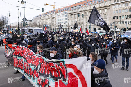 Gegendemonstration 'Geradedenken' in Berlin