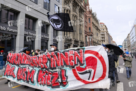 Gegendemonstration 'Geradedenken' in Berlin