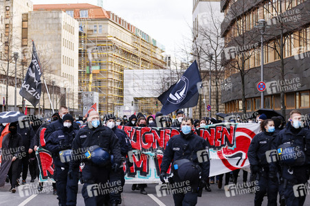 Gegendemonstration 'Geradedenken' in Berlin