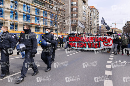Gegendemonstration 'Geradedenken' in Berlin