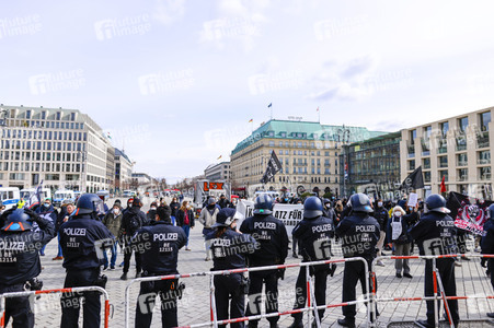 Gegendemonstration 'Geradedenken' in Berlin