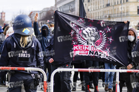 Gegendemonstration 'Geradedenken' in Berlin
