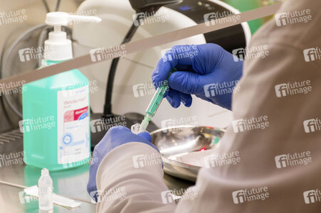 Peter Tschentscher bei der Arbeit im Impfzentrum in Hamburg