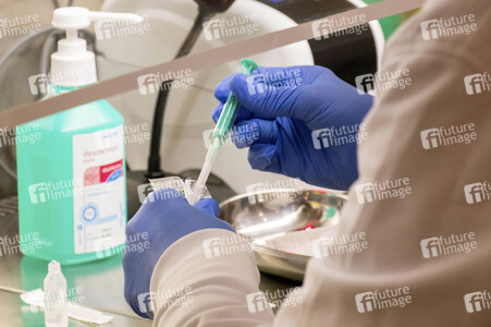 Peter Tschentscher bei der Arbeit im Impfzentrum in Hamburg